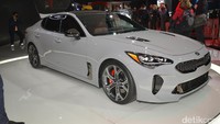 Untuk entry level, KIA Stringer ditenagai mesin empat silinder turbo berkapasitas 2.0 liter dengan perkiraan tenaga 255 daya kuda dan torsi 352 Nm. Tenaga disalurkan melalui transmisi otomatis delapan percepatan. Foto: Newspress USA