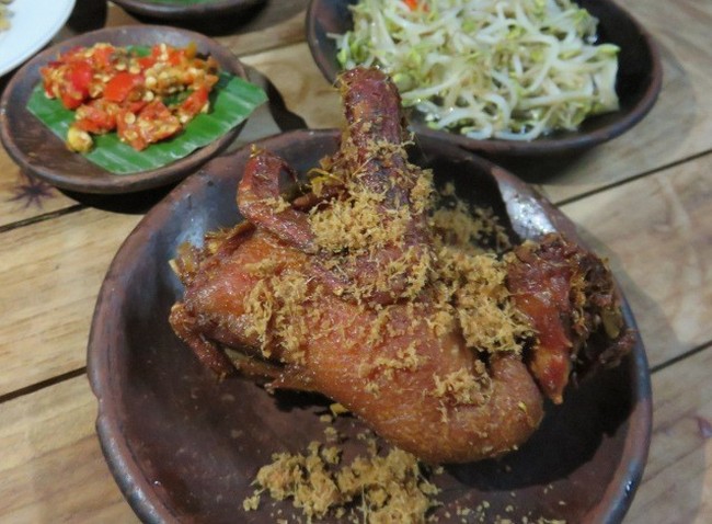 Aduh, Enaknya Bebek Goreng Berpadu Sambal Pedas di 5 Tempat Ini!