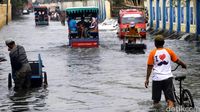 Banjir Rob Tak Halangi Anak-anak Bersekolah di Muara Angke