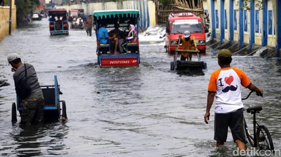 Kawasan Muara Angke Terendam Banjir Rob
