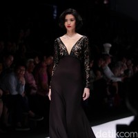Koleksi terbaru dari busana Billy Tjong di Jakarta Fashion Week 2017. Senayan City. Jakarta. [Foto: Mohammad Abduh/Wolipop]