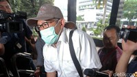 Dalam kasus tersebut, KPK baru menetapkan dua tersangka, yaitu eks Dirjen Dukcapil Irman dan mantan Direktur Pengelola Informasi Administrasi Kependudukan Ditjen Dukcapil Sugiharto. Saat proyek e-KTP berlangsung, Irman menjabat kuasa pengguna anggaran, sedangkan Sugiharto sebagai pejabat pembuat komitmen.