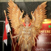 Kezia Warouw mengenakan kostum Garuda serba emas dan berkilauan. Kostum bertajuk Unity Nation ini menggambarkan keagungan dan kejayaan yang dilambangkan lewat warna keemasan. Ditampilkan sebagai Kostum Nasional di Miss Universe 2016. Foto: Ismail/detikHOT