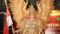 Dan yang terakhir, Kostum Garuda yang dirancang oleh Dynand fariz. Pool/Ismail/detikFoto.