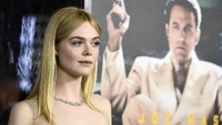 Bintang berusia 18 tahun itu juga menggerai rambutnya agar terlihat lebih natural. Frazer Harrison/Getty Images/detikFoto.