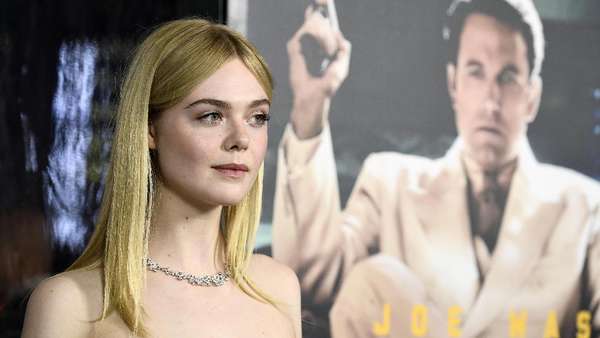 Angelic Look! Elle Fanning Bikin Jatuh Hati Angelic Look! Elle Fanning Bikin Jatuh Hati