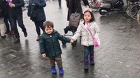 Gemas, putra dari Jessica Iskandar itu tampak menggandeng tangan Kiyomi Bachdim saat berjalan-jalan. (Dok. Instagram/inijedar)