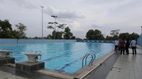 Di bagian belakang Aquatic Stadium tersedia kolam renang khusus untuk pemanasan/latihan para atlet.