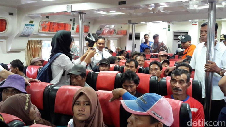 Tiket Pesawat Mahal, Penumpang Kapal dari Makassar Membludak Tiket Pesawat Mahal, Penumpang Kapal dari Makassar Membludak
