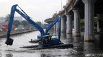 7 Alat Berat Keruk Kali Ancol
