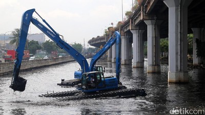 7 Alat Berat Keruk Kali Ancol