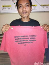 Pakai Kaos Palu Arit, Pemuda di Lamongan Diperiksa Polisi
