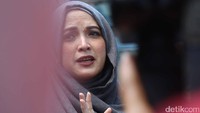 Kini ia pun membatasi untuk membaca berita menyangkut kejadian tragis itu dan lebih fokus untuk memberi dukungan moril dan psikologis bagi Almyanda Shaphira. Pool/Ismail/detikFoto.