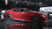 Camry merupakan model lanjutan Toyota yang dibangun lewat plaform Toyota New Global Architecture (TNGA). Sebelum ini mobil Prius adalah mobil Toyota yang dibuat dengan TNGA.
