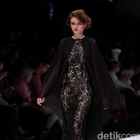 Koleksi terbaru dari busana Billy Tjong di Jakarta Fashion Week 2017. Senayan City. Jakarta. [Foto: Mohammad Abduh/Wolipop]
