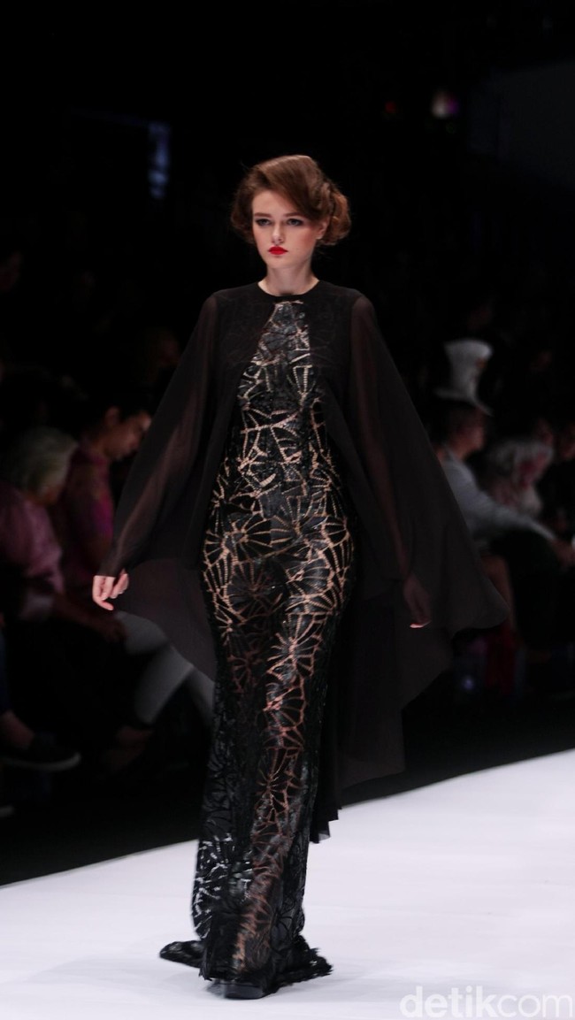 Koleksi terbaru dari busana Billy Tjong di Jakarta Fashion Week 2017. Senayan City. Jakarta. [Foto: Mohammad Abduh/Wolipop]