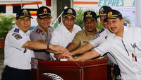 Menhub dan sejumlah pihak terkait menekan tombol sebagai tanda diresmikanya KM Express Bahari 3B.