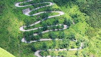 Beralih ke China, ada jalanan mengerikan dengan 25 tikungan. Jalan Stillwell, begitulah namanya. Letaknya di lereng gunung di Kota Qinlong, Provinsi Yunnan (Katie Hunt/CNN Travel)