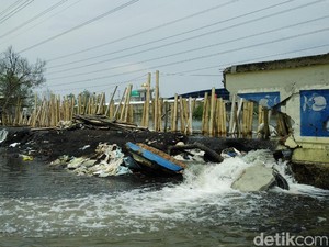Warga Sebut Tanggul Jebol di Muara Angke Sejak Mei 2016