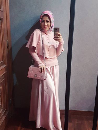 Foto: Manisnya Istri Denny Cagur yang Kini Berhijab