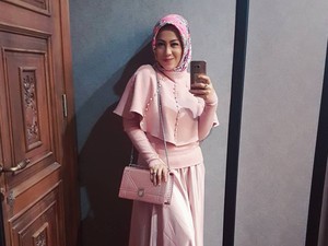 Foto: Manisnya Istri Denny Cagur yang Kini Berhijab