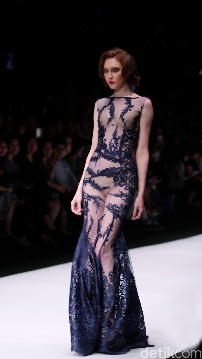 Koleksi terbaru dari busana Billy Tjong di Jakarta Fashion Week 2017. Senayan City. Jakarta. [Foto: Mohammad Abduh/Wolipop]