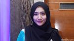 Tampil Berhijab Febby BLINK Bikin Pangling