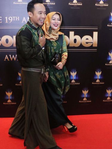 Foto: Manisnya Istri Denny Cagur yang Kini Berhijab