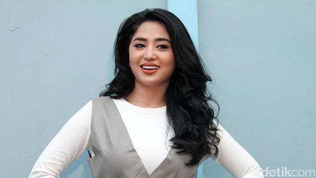 Ariel Tatum Dituding Operasi Plastik, Dewi Persik Ditembak Cowok