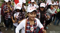 Mereka memulai aksi dengan menyanyikan lagu Indonesia Raya.