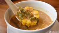 Sayur asem berkuah kental ini memiliki citarasa yang manis gurih. Berbeda dengan sajian sayur asem lainnya, sayur asem disini dipadu dengan cincangan melinjo yang dicampur dalam kuahnya. Slurp!