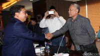 Fadli Zon meyalami Tata Wiliang yang juga menjadi tersangka makar.