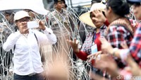 Situasi pun terpantau kondusif. Polisi juga tampak berjaga di antara dua kubu massa itu.