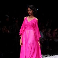 Koleksi terbaru dari busana Billy Tjong di Jakarta Fashion Week 2017. Senayan City. Jakarta. [Foto: Mohammad Abduh/Wolipop]