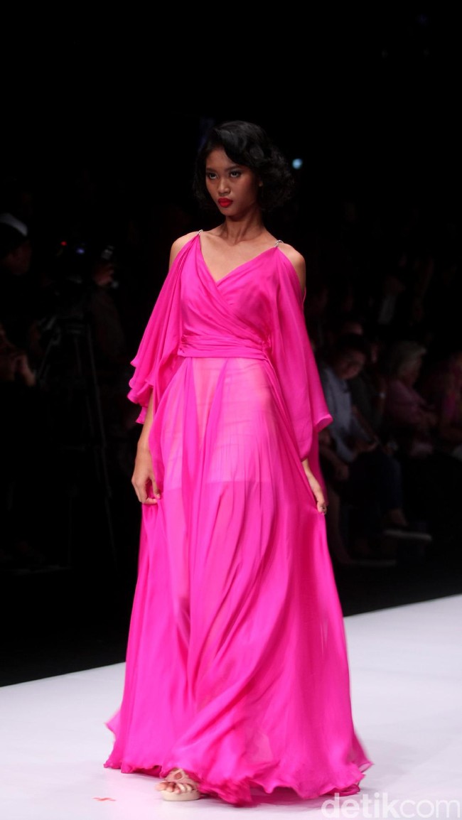 Koleksi terbaru dari busana Billy Tjong di Jakarta Fashion Week 2017. Senayan City. Jakarta. [Foto: Mohammad Abduh/Wolipop]