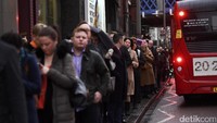 Aksi mogok kerja ini sudah berlangsung selama 24 jam, sejak para staf meninggalkan pekerjaan mereka pada Minggu (8/1) malam waktu setempat. Aksi semacam ini bukan yang pertama terjadi di London. Untuk kali ini, mogok kerja dipicu persoalan pemecatan dan penempatan staf. REUTERS/Dylan Martinez.