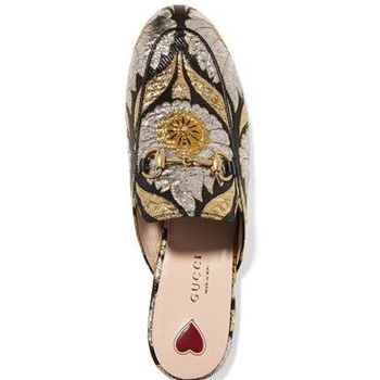 5 Selop Stylish Seperti yang Dipakai Jokowi Hingga Gigi Hadid