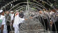 Massa anti dan pro Ahok sudah berdatangan.