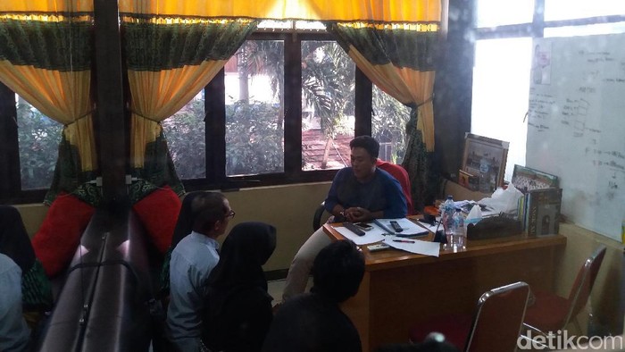 Keluarga Arum Datangi Polsek Kebon Jeruk