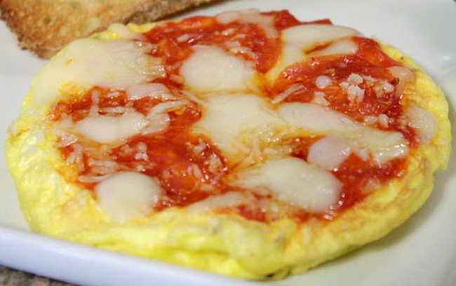 Bosan Sarapan Roti? Bikin Saja Pizza Omelette yang Praktis Ini