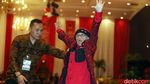 Aksi Nenek Ariyati di Depan Panggung HUT PDIP