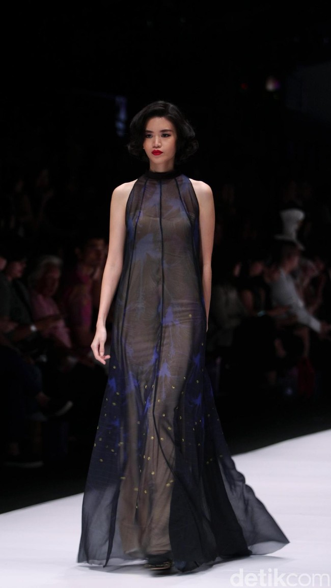 Koleksi terbaru dari busana Billy Tjong di Jakarta Fashion Week 2017. Senayan City. Jakarta. [Foto: Mohammad Abduh/Wolipop]