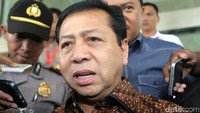 Novanto disebut menerima fee proyek tersebut saat proyek e-KTP berlangsung pada 2011-2014. Saat itu, Novanto menjabat Bendahara Umum Golkar sekaligus Ketua Fraksi Golkar di DPR. Namun Novanto, yang pernah dipanggil penyidik KPK pada Selasa, 13 Desember 2016, membantah menerima aliran uang terkait dengan kasus itu.