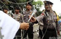 Dibatasi Pagar Berduri, Ibu Ini Beri Bunga ke Polisi