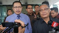 Koordinator Supervisi KPK, M Rum beserta Wakil Ketua Kejaksaan Tinggi Jawa Timur, Rudi Prabowo Aji memberikan keterangan pers terkait kasasi La Nyalla di Gedung KPK, Jakarta, Selasa (10/1/2017).