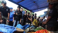 Menanggapi isu kenaikan harga cabai, Agus dan Annisa juga sempat berbincang dengan salah satu pedagang.
