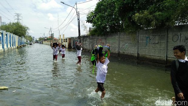 Banjir Rob Tak Halangi Anak-anak Bersekolah di Muara Angke