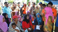 Menteri Sosial Khofifah Indar Parawansa  mencairkan bantuan sosial melalui Program Keluarga Harapan (PKH) kepada warga kota dan kabupaten Bima, pasca bencana banjir bandang. Dok, Humas Kemensos.