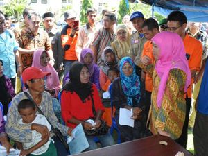 Mensos Khofifah Bantu Korban Banjir Bandang di Bima