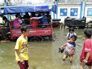 Banjir Rob Tak Halangi Anak-anak Bersekolah di Muara Angke